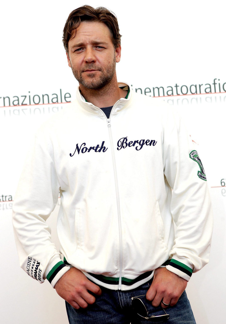 Russell Crowe herec festival bílá sportovní bunda