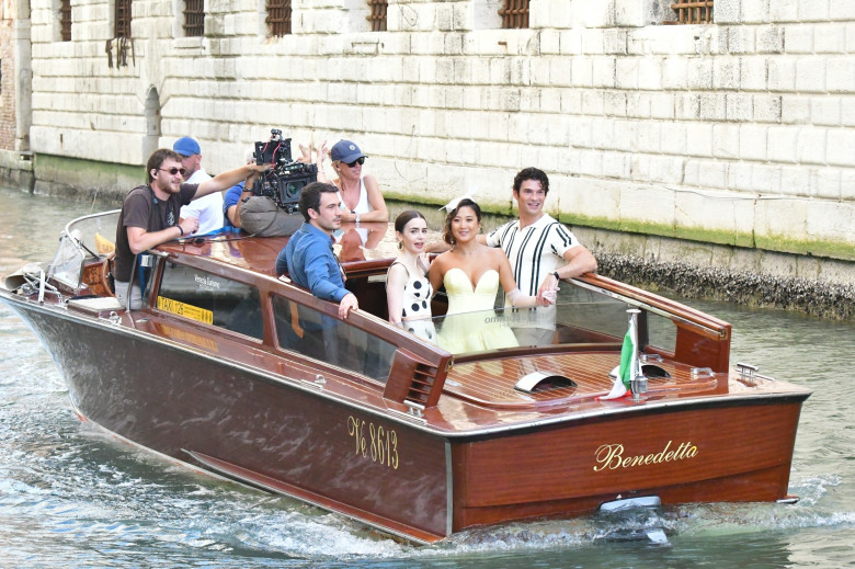 Lily Collins, surprinsă la filmările pentru „Emily in Paris” în Veneția/ Profimedia