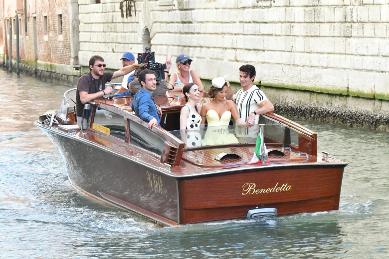 Lily Collins, surprinsă la filmările pentru „Emily in Paris” în Veneția/ Profimedia
