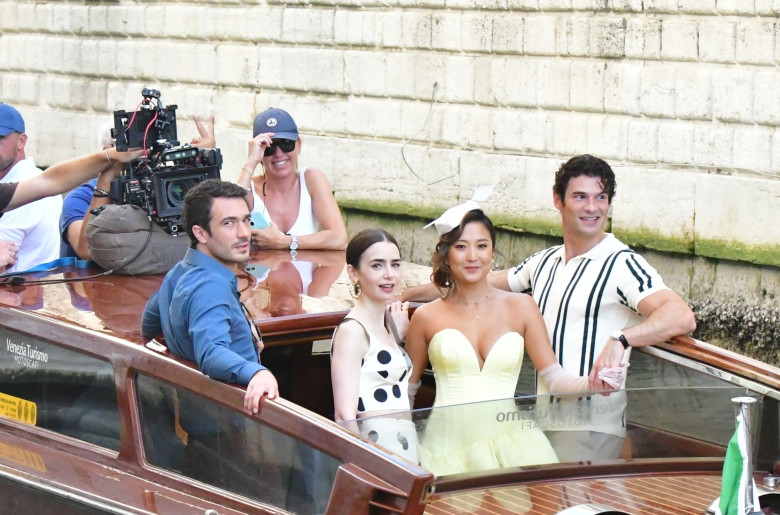 Lily Collins, surprinsă la filmările pentru „Emily in Paris” în Veneția/ Profimedia