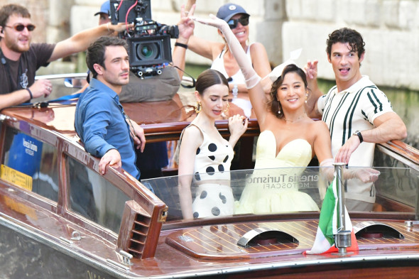 Lily Collins, surprinsă la filmările pentru „Emily in Paris” în Veneția/ Profimedia