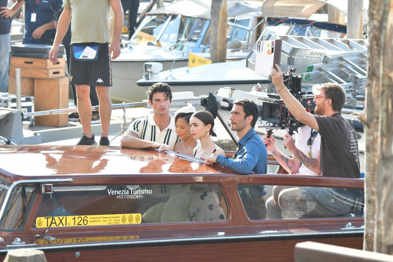 Lily Collins, surprinsă la filmările pentru „Emily in Paris” în Veneția/ Profimedia