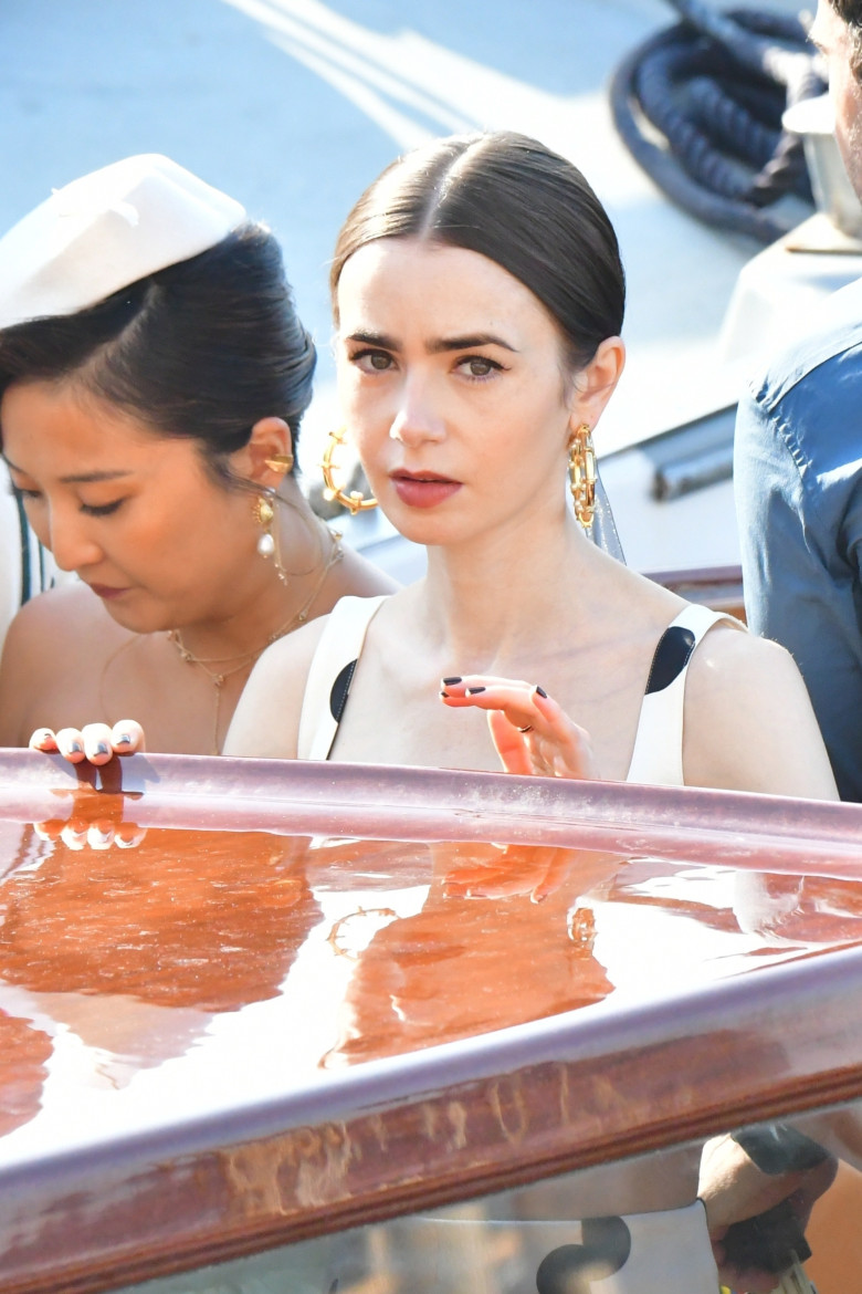 Lily Collins, surprinsă la filmările pentru „Emily in Paris” în Veneția/ Profimedia