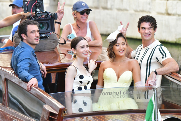 Lily Collins, surprinsă la filmările pentru „Emily in Paris” în Veneția/ Profimedia