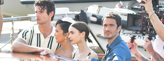 Lily Collins, surprinsă la filmările pentru „Emily in Paris” în Veneția/ Profimedia