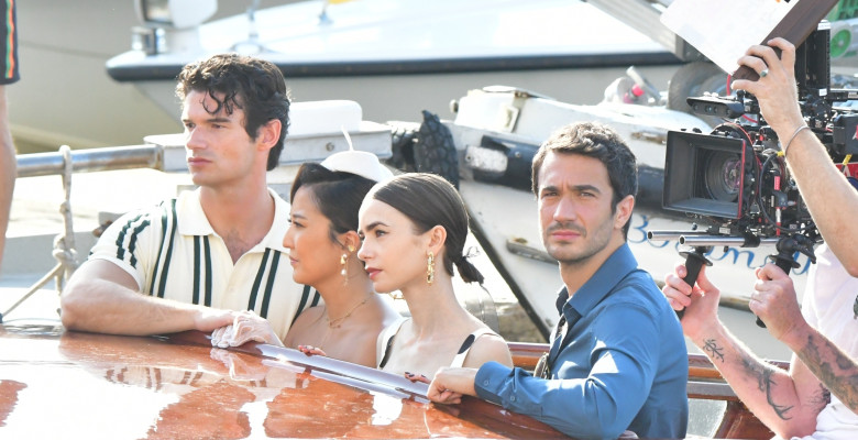 Lily Collins, surprinsă la filmările pentru „Emily in Paris” în Veneția/ Profimedia