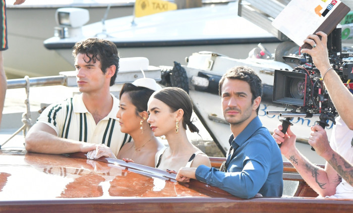 Lily Collins, surprinsă la filmările pentru „Emily in Paris” în Veneția/ Profimedia