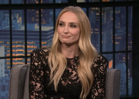 Sophie Turner, a raconté que le fait d&apos;avoir à embrasser son coéquipier Kit Harrington dans un nouveau film les avait tous deux dégoûtés