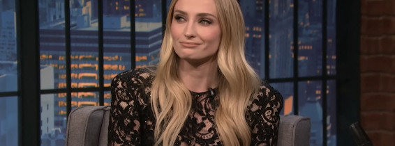 Sophie Turner, a raconté que le fait d'avoir à embrasser son coéquipier Kit Harrington dans un nouveau film les avait tous deux dégoûtés
