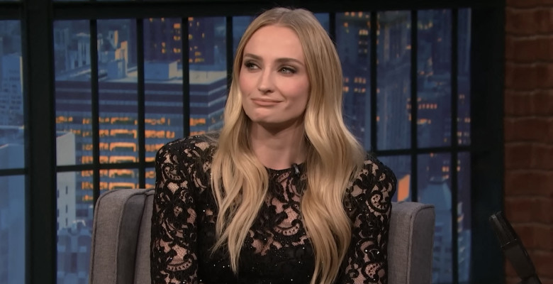 Sophie Turner, a raconté que le fait d'avoir à embrasser son coéquipier Kit Harrington dans un nouveau film les avait tous deux dégoûtés