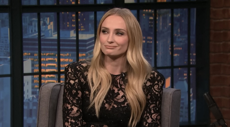 Sophie Turner, a raconté que le fait d'avoir à embrasser son coéquipier Kit Harrington dans un nouveau film les avait tous deux dégoûtés