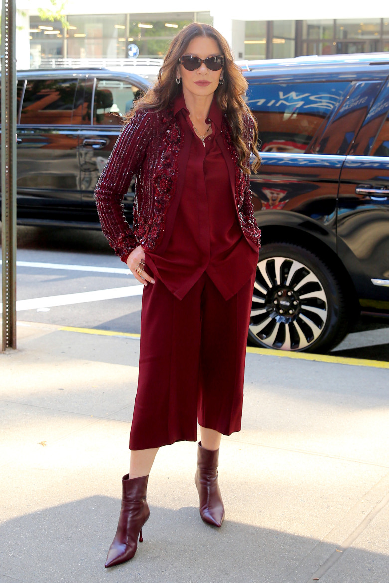 Catherine Zeta-Jones arrives at Drew Barrymore in New York City