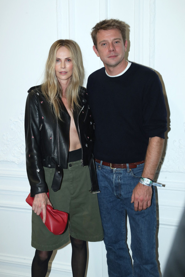 Célébrités au Défilé Dior à Paris - Greetings