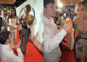 Reacția lui Jennifer Lopez când un fan a îngenuncheat în fața ei/ Foto: Captură video Instagram