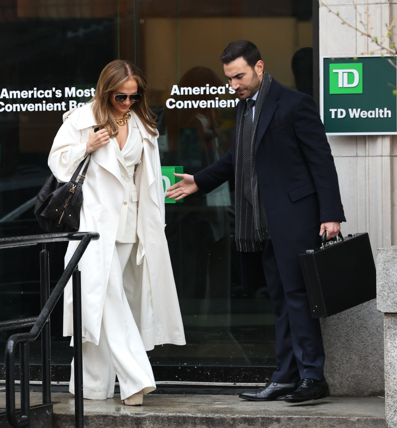 Jennifer Lopez Films 'Office Romance' In Hoboken