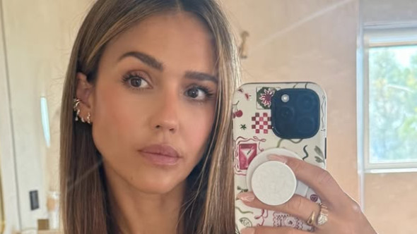 Jessica Alba, îndrăzneață la plajă, într-un costum de baie minuscul. Iubire cu un actor mai tânăr și un nou proiect în derulare