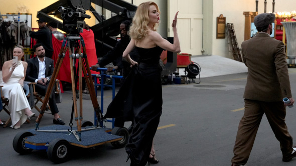 „Zeiță!”. Nicole Kidman, într-o rochie cu crăpătură pe picior, care i-a venit perfect. Pe podiumul de modă, de mână cu Baz Luhrmann