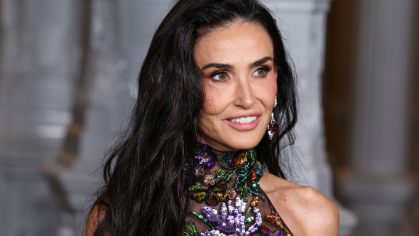 Rochie transparentă, sclipiri de bijuterie, atitudine de star. Demi Moore are 62 de ani, dar pare că a oprit timpul
