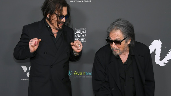 Prietenia lor se întinde pe decenii. Johnny Depp și Al Pacino au făcut atmosferă pe covorul roșu la premiera „Modi”