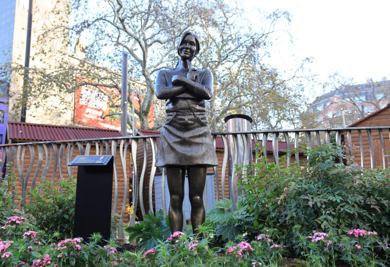 Part of the Scenes in the Square series in Leicester Square, new  statue of romantic comedy heroine Bridget Jones, clutching her famous diary. The first film of Helen Fielding's books was made 25 years ago, &amp; Bridget is now a British icon, London, UK