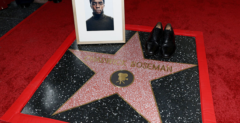 Chadwick Boseman stea pe Hollywood Walk Of Fame