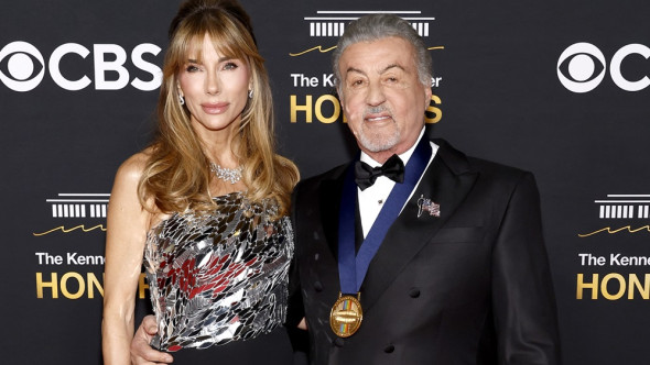 Sylvester Stallone a stârnit îngrijorare după ce s-a ajutat de un baston, la o gală în Washington. Frumoasa sa soție i-a fost alături