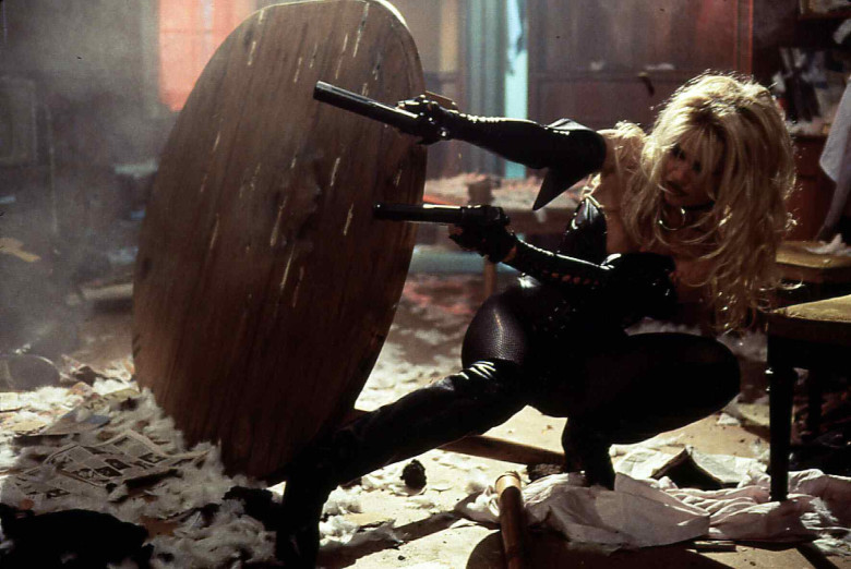 Pamela Anderson în filmul Barb Wire/ Profimedia
