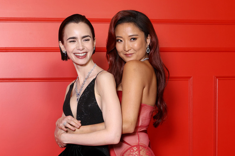 Lily Collins și Ashley Park la premiera sezonului 5 din „Emily in Paris”/Getty Images