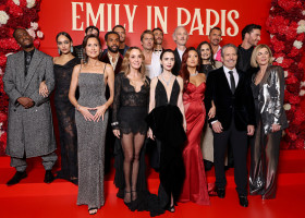 Distribuția din „Emily in Paris” la premiera sezonului 5 din Paris/ Getty Images