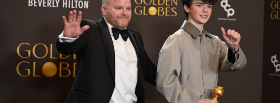 Owen Cooper și tatăl lui, la Globurile de Aur 2026