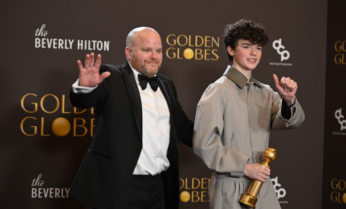Owen Cooper și tatăl lui, la Globurile de Aur 2026
