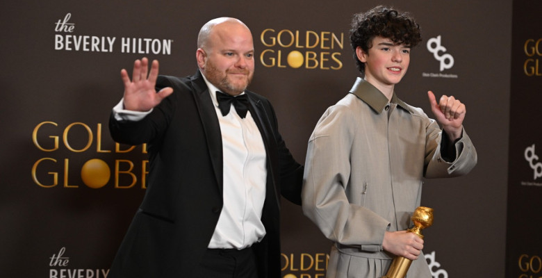 Owen Cooper și tatăl lui, la Globurile de Aur 2026