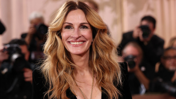 Julia Roberts, aplaudată frenetic la Globurile de Aur 2026: „O să fiu imposibilă cel puțin o săptămână!” Imaginile sunt virale