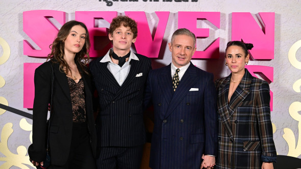 Martin Freeman, în public alături de iubita sa mult mai tânără și de fiul lui. Actorul joacă într-o adaptare după Agatha Christie