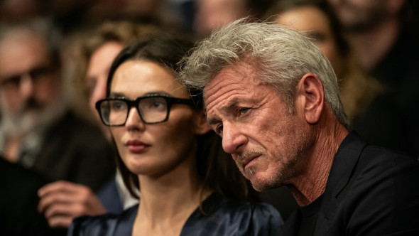 Sean Penn, pozat de mână cu iubita moldoveancă. Actorul de 65 de ani și Valeria, cu 35 de ani mai tânără, plimbare relaxantă în L.A.