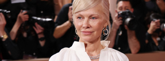 Pamela Anderson (21)