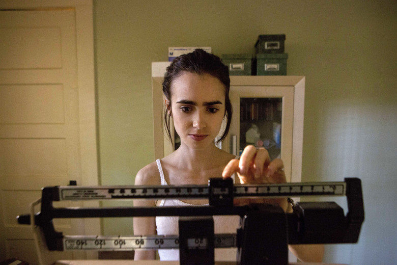 Lily Collins în filmul „To The Bone”/ Profimedia