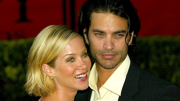 Christina Applegate și-a dat seama chiar în ziua nunții că primul soț nu e potrivit pentru ea: "Eram la jumătatea drumului spre altar"