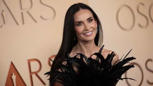 Adevărul din spatele rochiei extravagante purtate de Demi Moore la Premiile Oscar. Apariția actriței a stârnit un val de îngrijorare