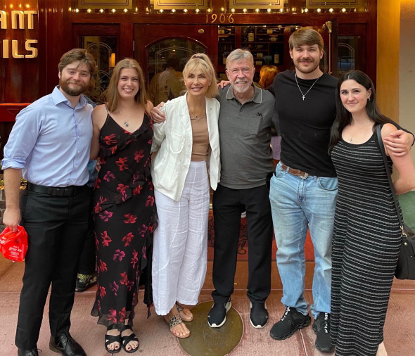 Chuck Norris, alături de familia sa