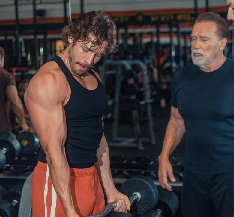 Joseph Baena si Arnold Schwarzenegger (1)