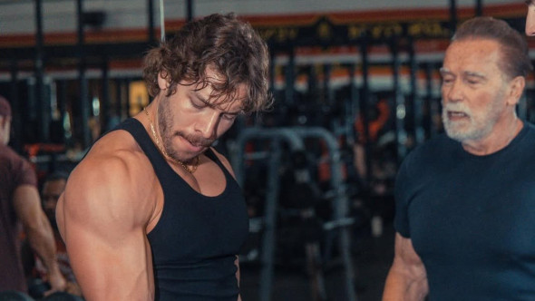 Fiul ilegitim al lui Arnold, campion la culturism. Tatăl lui celebru l-a antrenat, după ce mulți ani n-au avut nicio relație