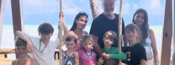 Alec Baldwin și Hilaria, alături de copiii lor/ Foto: Instagram