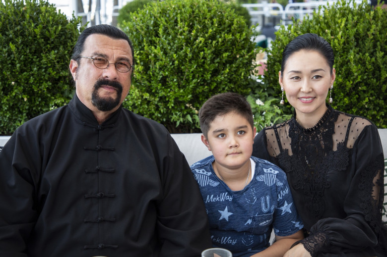 Steven Seagal, soția și fiul lor