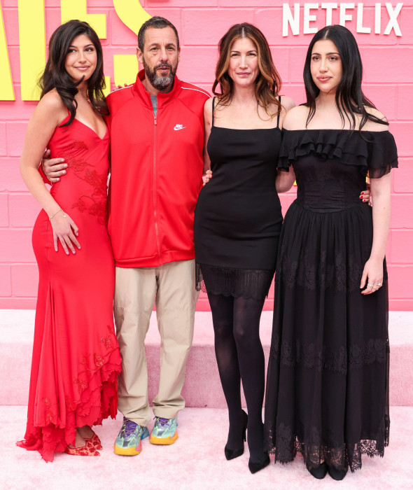 Adam Sandler, alături de întreaga familie la premiera filmului „Roommates”/ Profimedia