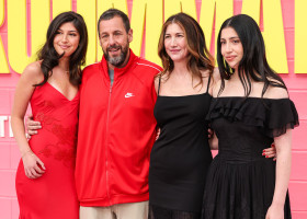 Adam Sandler, alături de întreaga familie la premiera filmului „Roommates”/ Profimedia