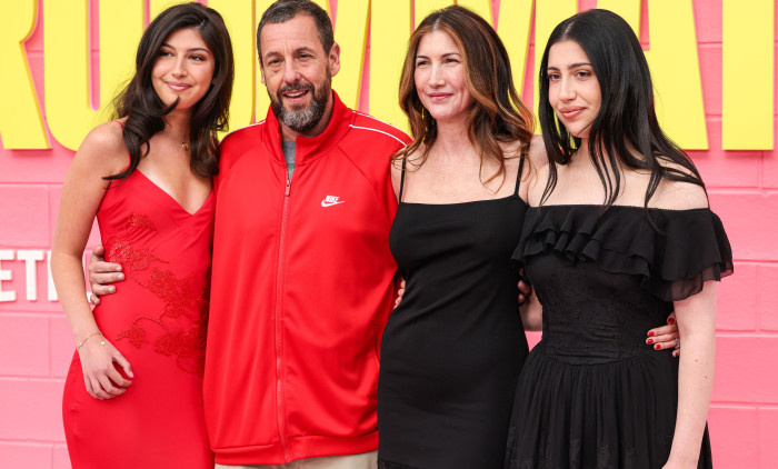 Adam Sandler, alături de întreaga familie la premiera filmului „Roommates”/ Profimedia