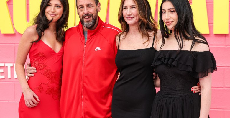 Adam Sandler, alături de întreaga familie la premiera filmului „Roommates”/ Profimedia