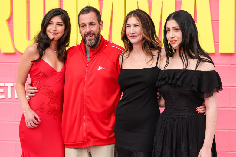 Adam Sandler, alături de întreaga familie la premiera filmului „Roommates”/ Profimedia