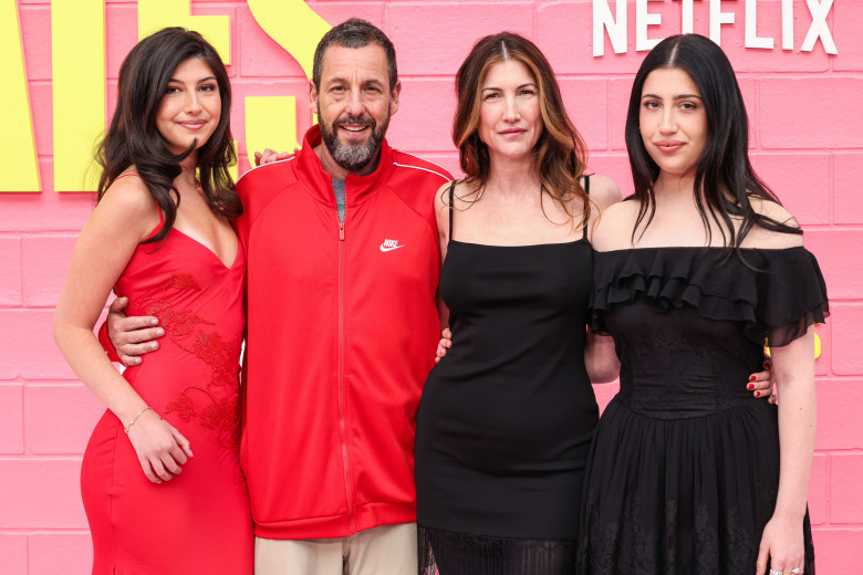 Adam Sandler, alături de întreaga familie la premiera filmului „Roommates”/ Profimedia
